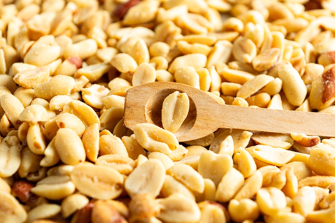 Recipiente em forma de coração com amendoim torrado sem casca e salgado