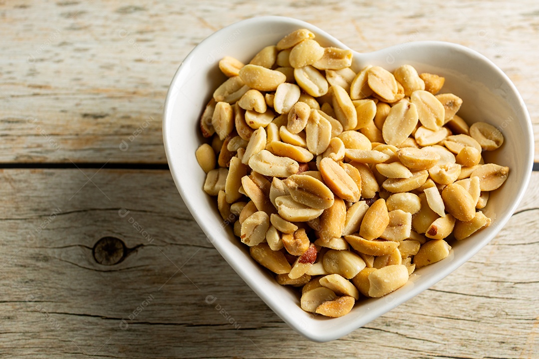 Recipiente em forma de coração com amendoim torrado sem casca e salgado