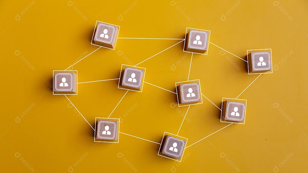 Blocos sobre uma mesa de madeira sobre fundo isolado amarelo