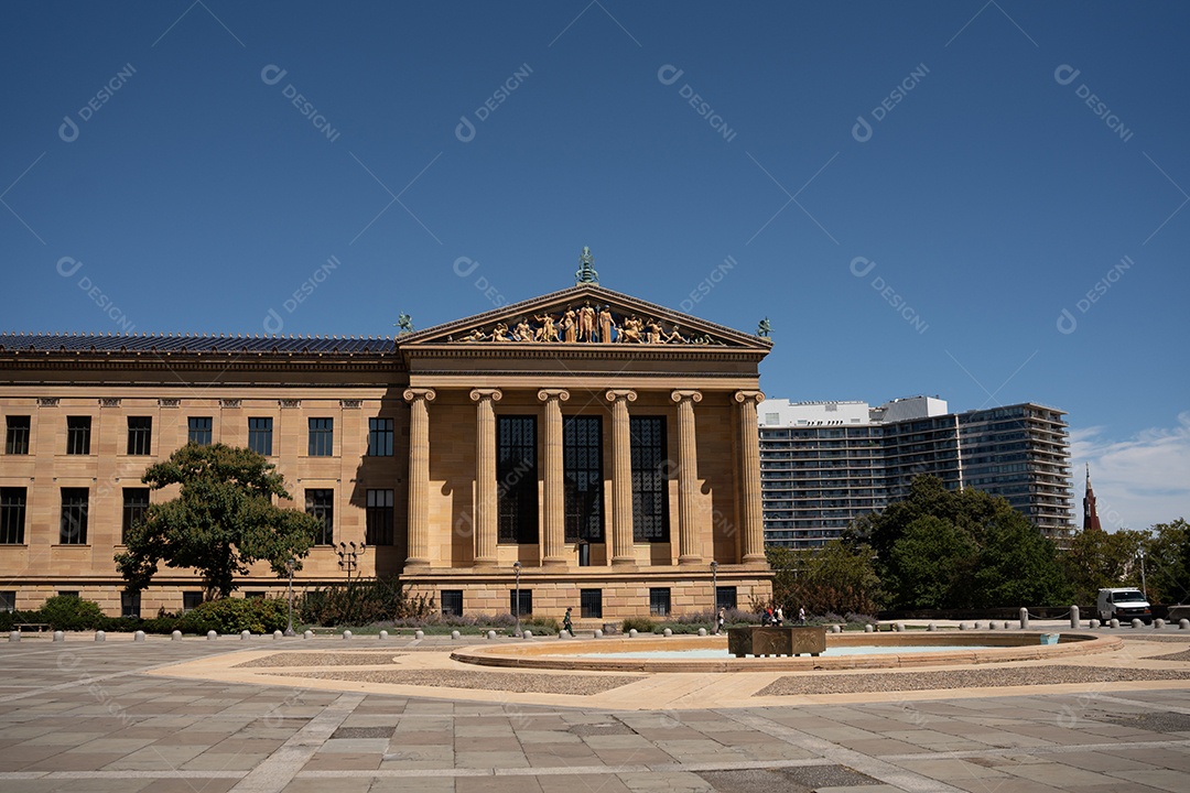 Majestoso palácio antigo e colunas na icônica paisagem urbana de Filadélfia