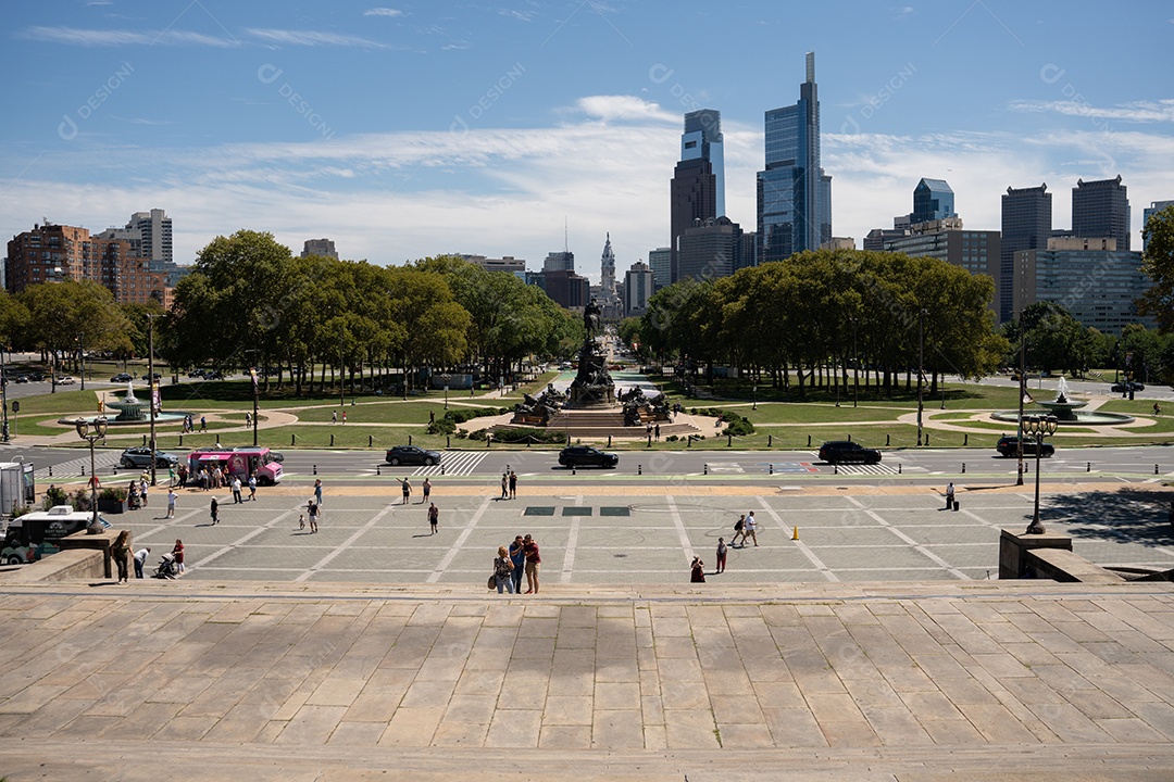Metrópole cativante, marco icônico da Filadélfia, multidão movimentada, paisagem urbana vibrante, destino de viagem panorâmico.