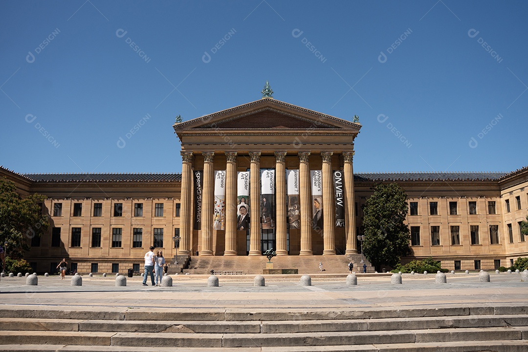 Cidade de Filadélfia com antigo palácio, colunas e horizonte apresentando rica história e beleza arquitetônica.