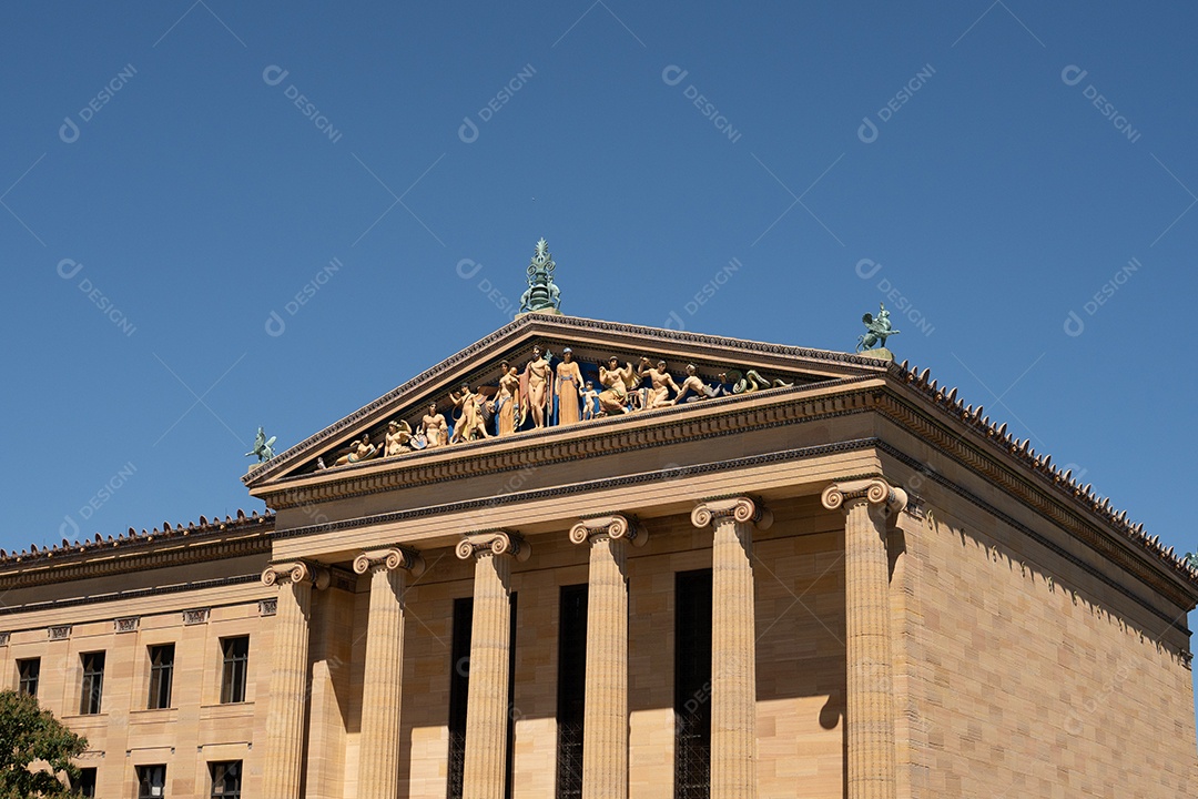 Cidade de Filadélfia com antigo palácio, colunas e horizonte apresentando rica história e beleza arquitetônica.