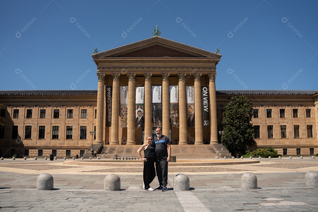 Coluna antiga monumental contra o céu claro da cidade de Rocky Balboa Filadélfia; marco histórico que induz viagens.