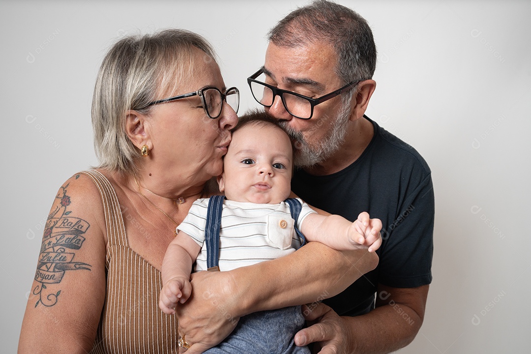 Casal adulto com óculos se unindo com criança e amigos em um retrato alegre.