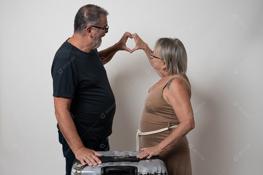 Felizes amigos diversos sorrindo juntos dentro de casa
