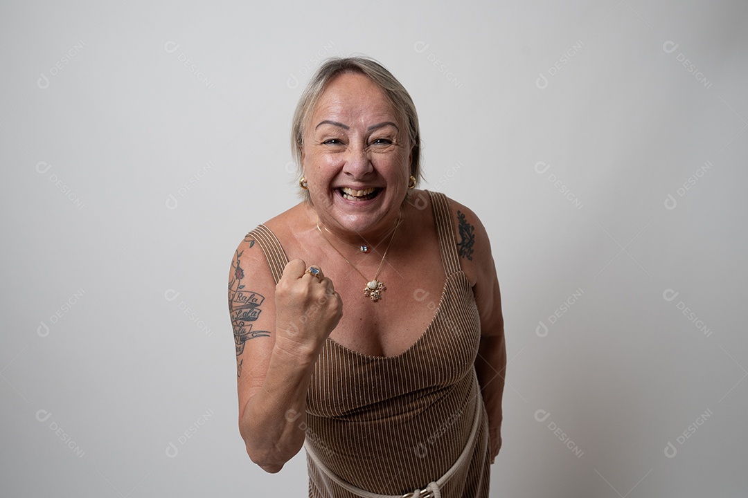 Idoso, fundo cinza, rosto sorridente, estúdio interno, cintura para cima, expressão feliz