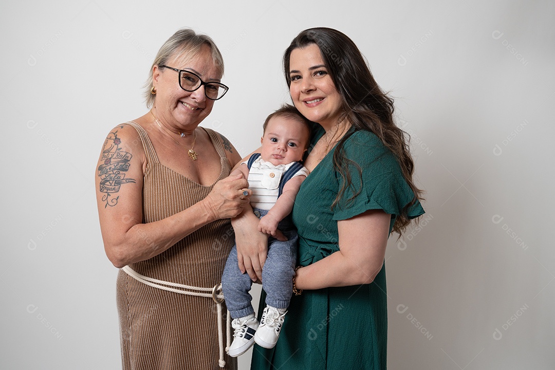 Família se abraçando, irradiando felicidade e amor dentro de casa