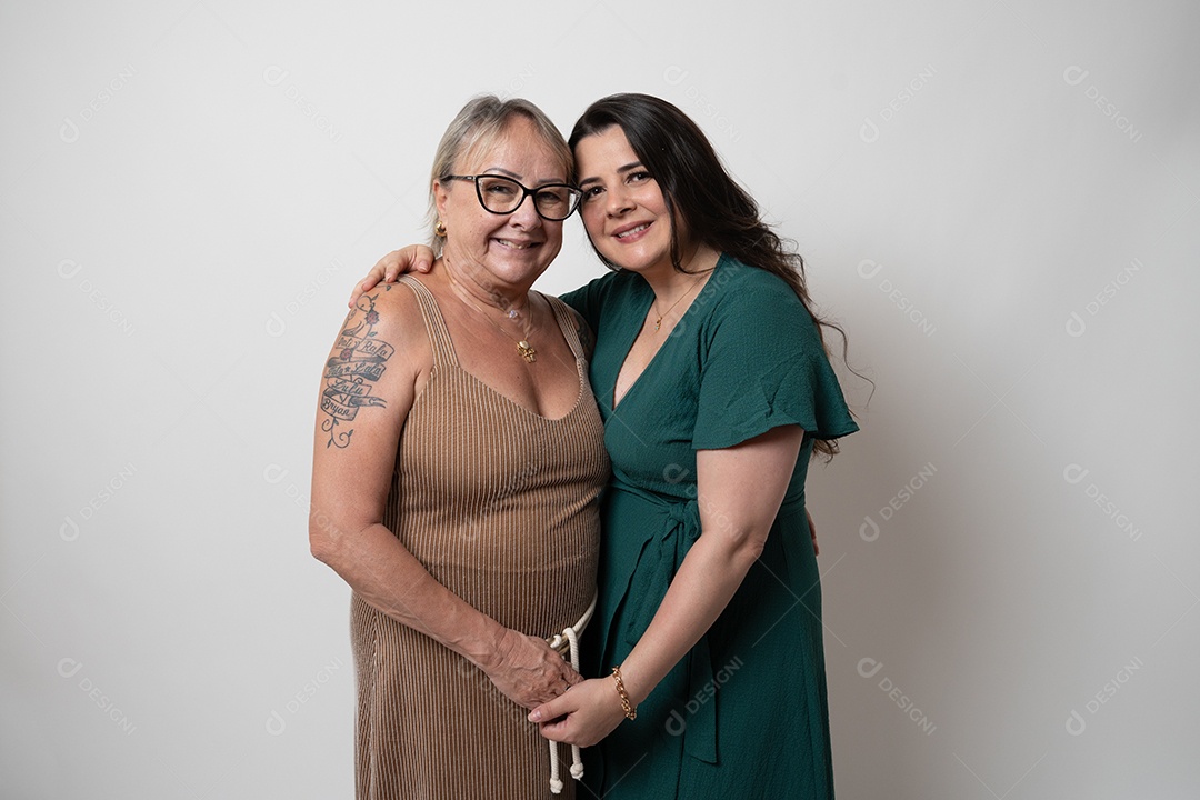 Família se abraçando em estúdio, rodeado de amigos, irradiando felicidade e amor.