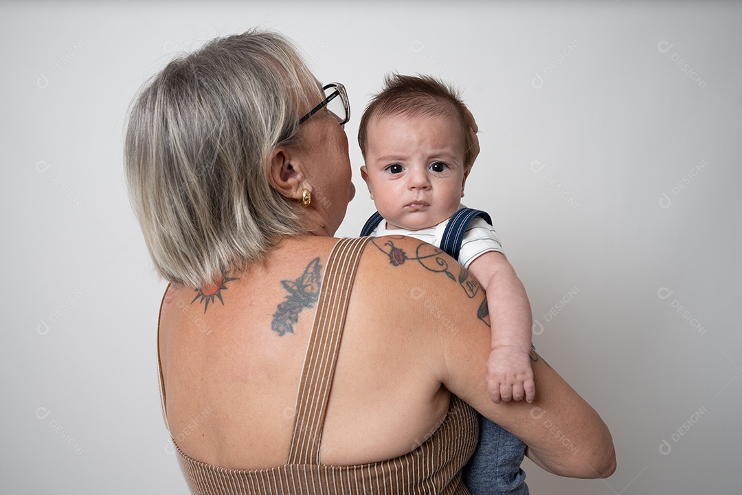 Mulher alegre abraçando criança com amor e felicidade em ambiente aconchegante de estúdio.