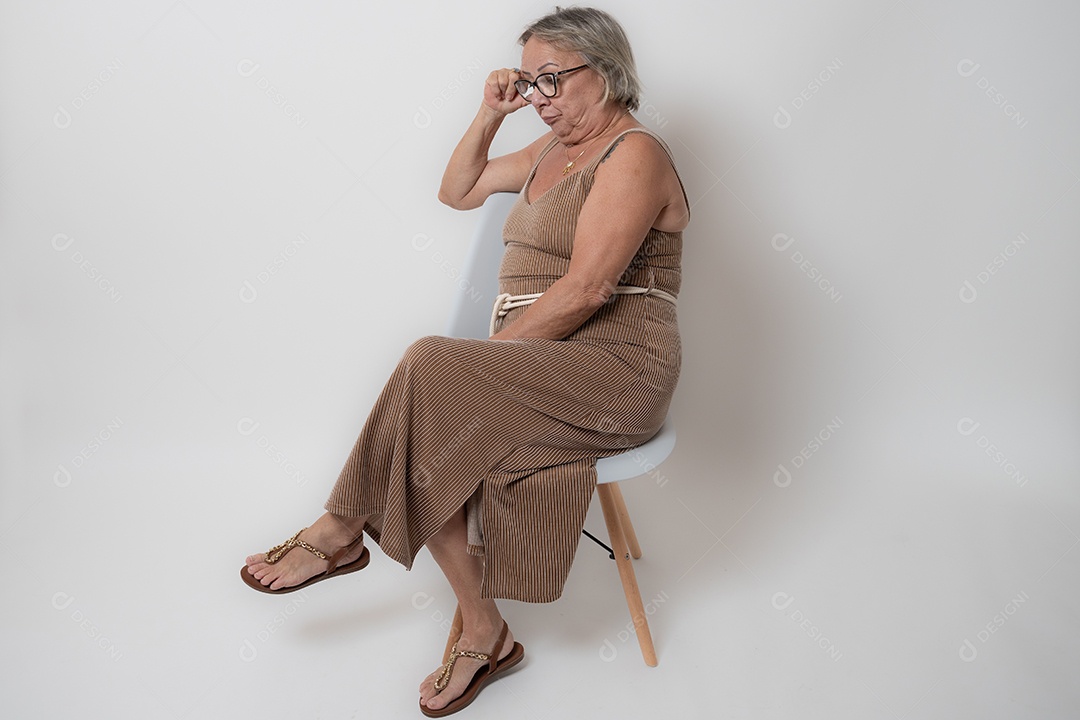 Grupo diversificado em escritório casual colaborando alegremente. O retrato profissional captura a unidade.