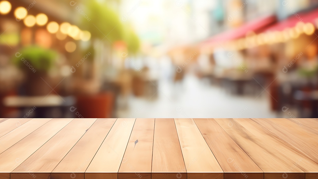 Tampo de mesa de madeira vazio no resumo desfocado do fundo externo do shopping de rua, para exibição de produto de montagem
