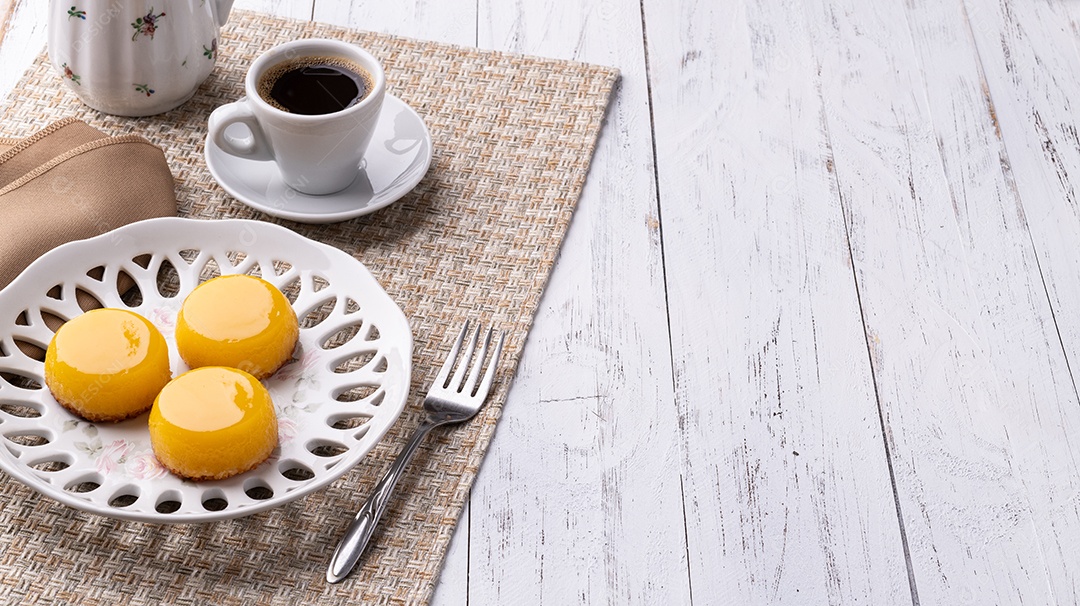 Quindim, sobremesa tradicional brasileira de ovo e coco com café e espaço para texto