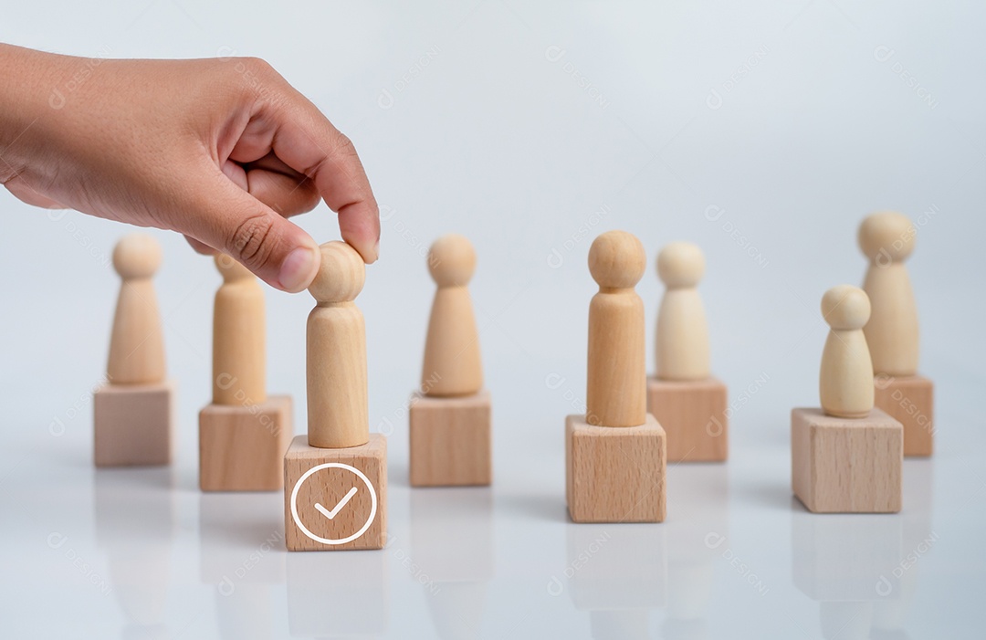 conceito Negócios e RH para liderança e líder de equipe, um boneco de madeira se destaca na frente Diferente e se destaca do grupo