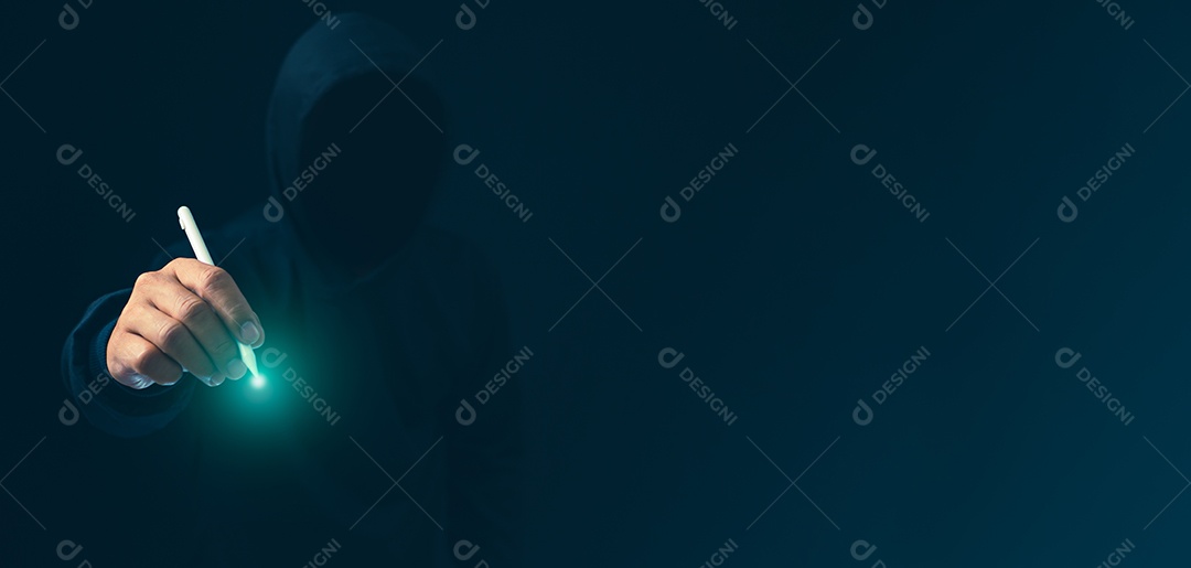 Hacker está apontando a caneta para o centro da luz verde em fundo escuro. Conceito de segurança da informação em redes de internet e espionagem.