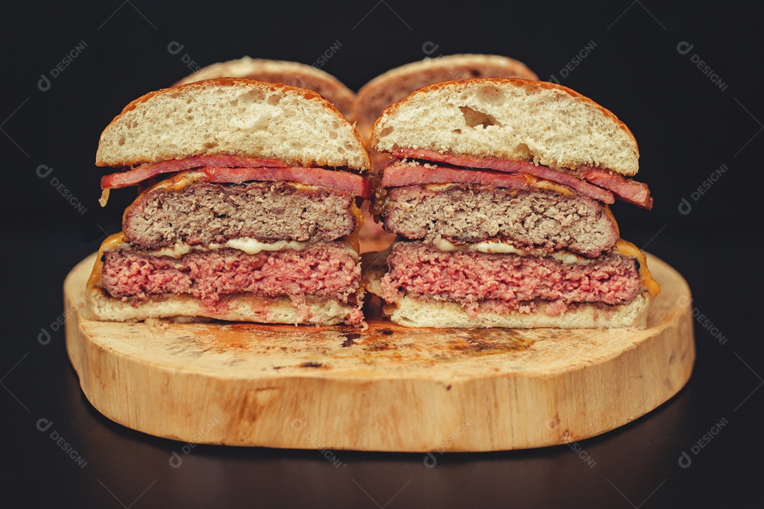 Hamburguer sobre tábua de madeira