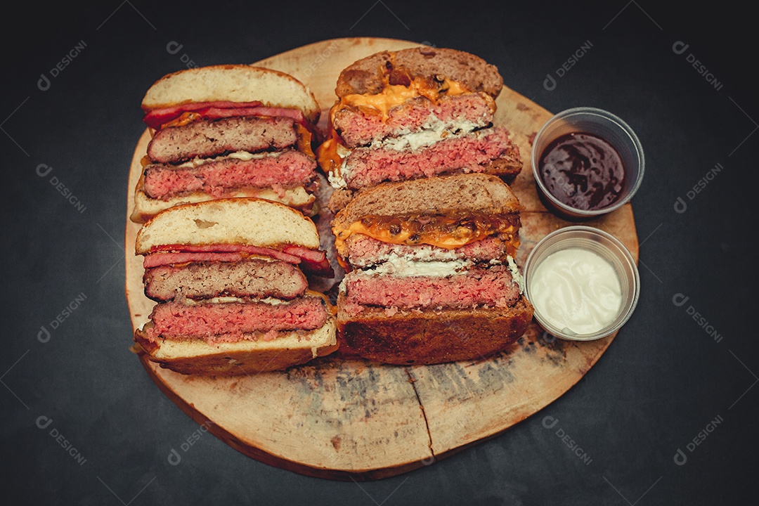 Hamburguer sobre tábua de madeira