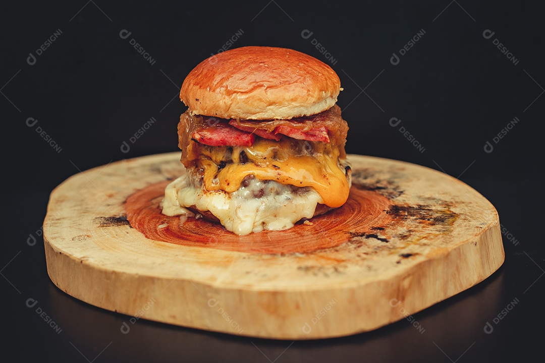 Hamburguer sobre tábua de madeira
