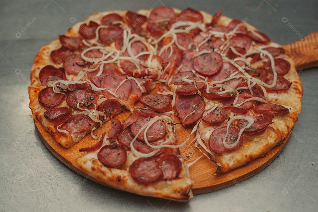 Pizza calabresa sobre uma tábua