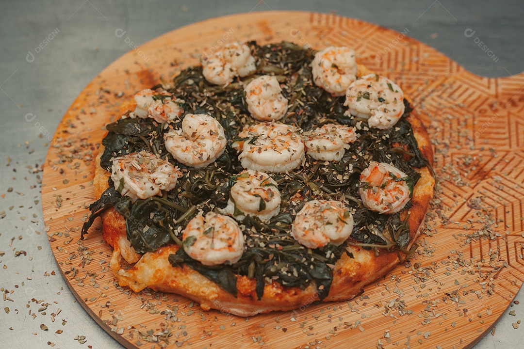 Pizza Camarão com catupiry sobre uma tábua