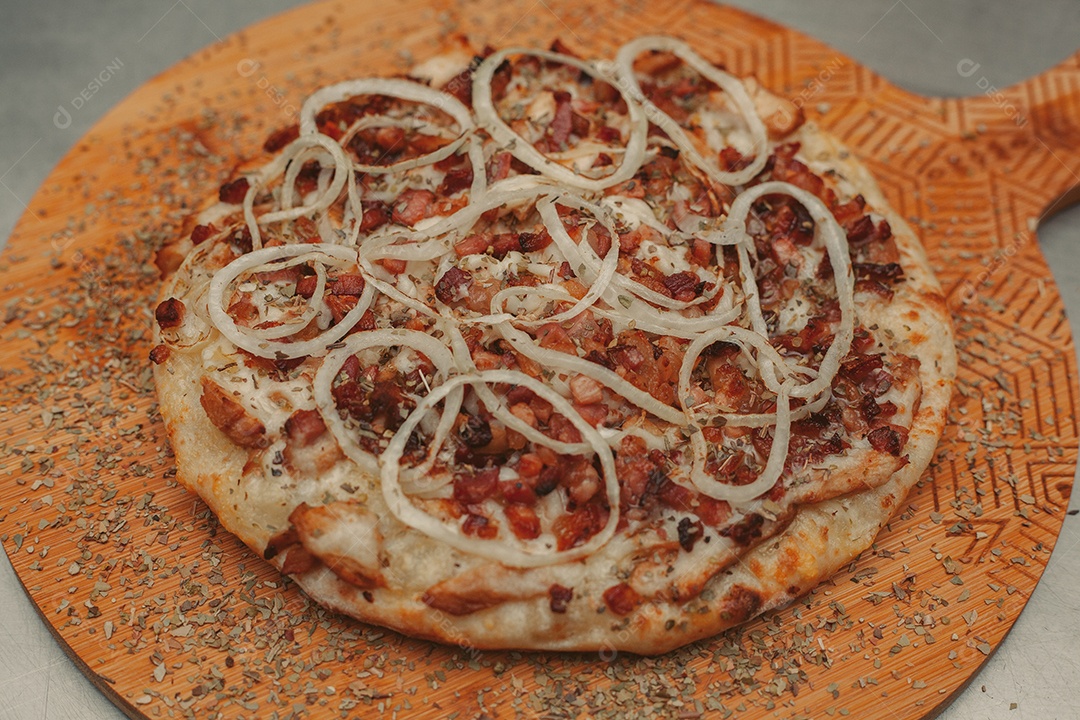 Pizza Frango com bacon sobre uma tábua