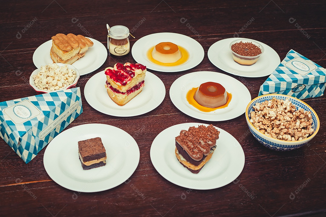 Doces sobre prato branco mesa de madeira