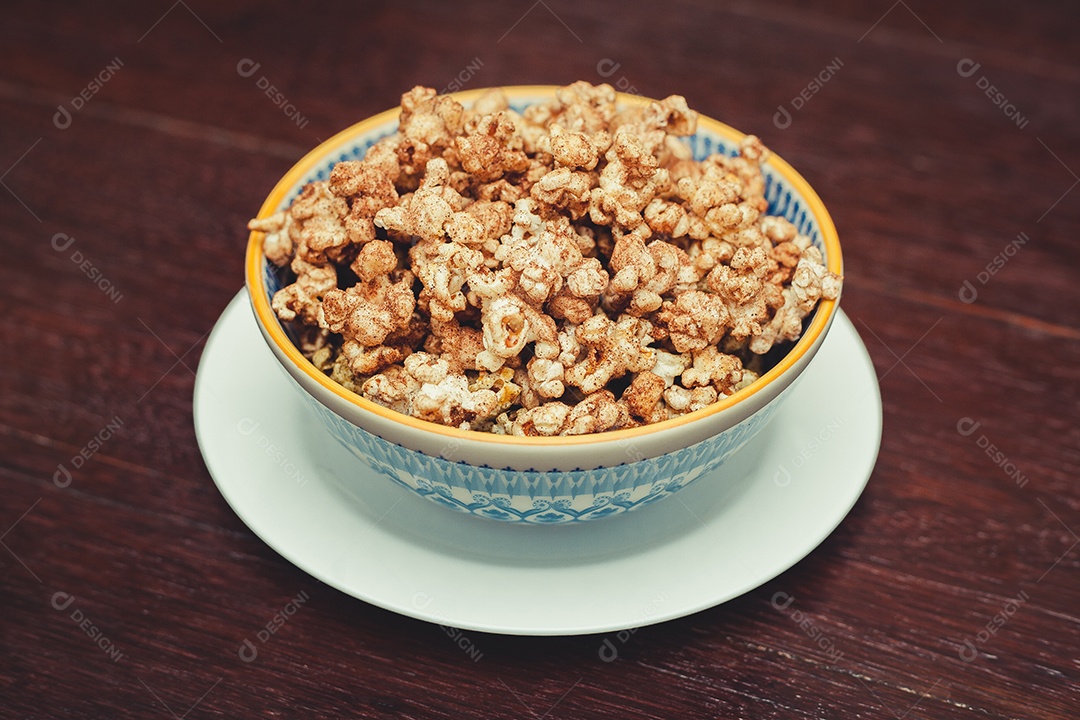 Pipoca de churros sobre uma tigela