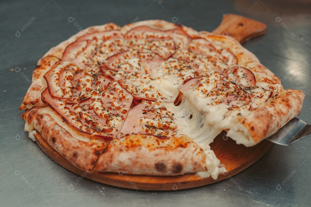 Pizza sobre uma tabua de madeira