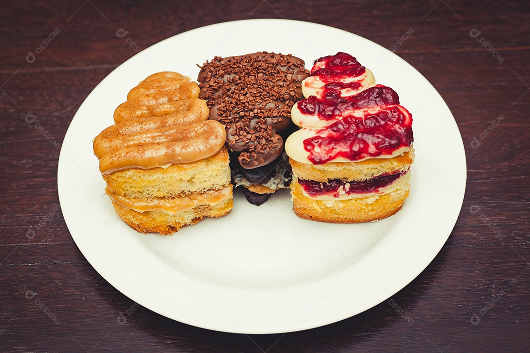 Fatia de doces sobre um prato branco