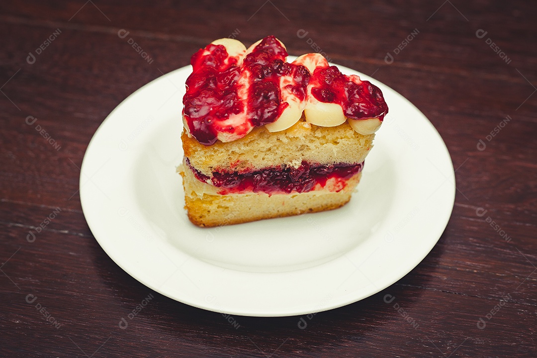 Fatia de brigadeiro branco com geleia de morango