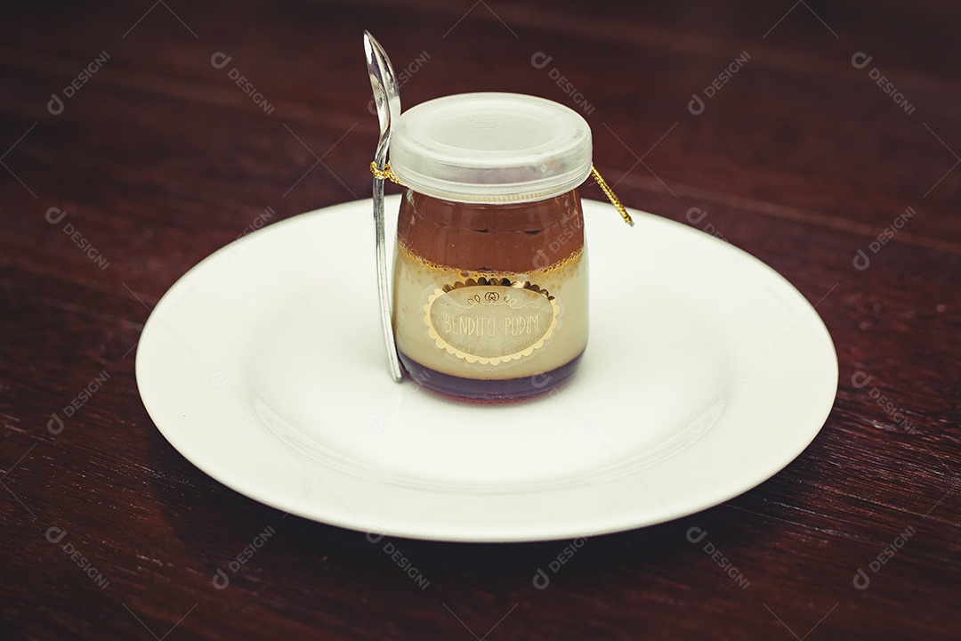 Pudim de leite com brigadeiro no pote