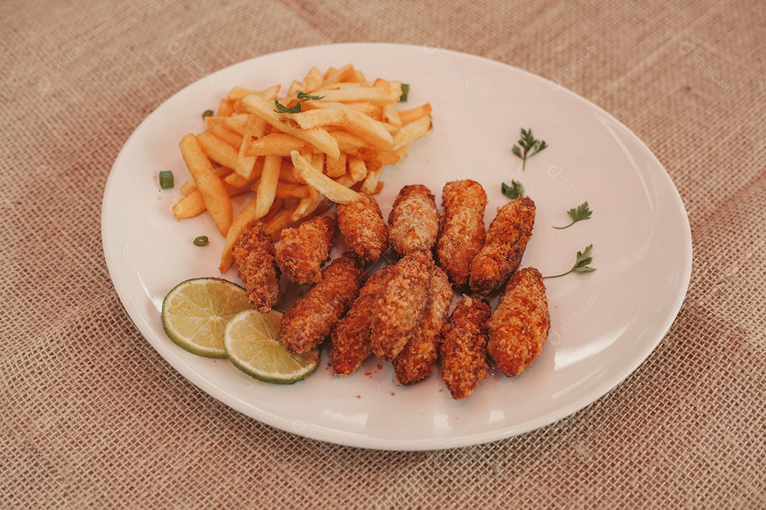 Fritas e petiscos sobre um pratos