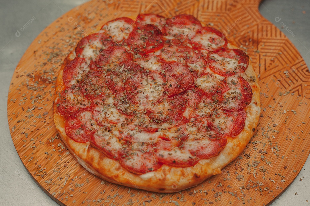 Pizza sobre uma tabua de madeira