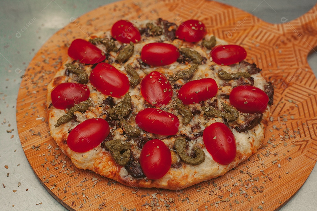 Pizza sobre uma tabua de madeira