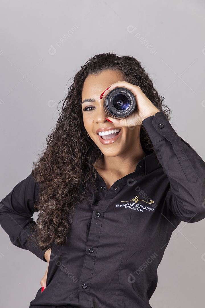 Linda mulher jovem sobre fundo isolado segurando câmera fotográfica
