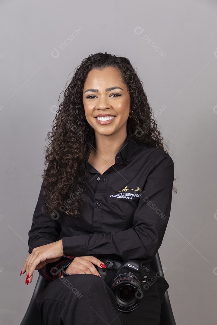 Linda mulher jovem sobre fundo isolado segurando câmera fotográfica