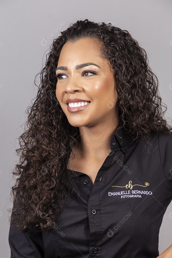 Linda mulher jovem sobre fundo isolado segurando câmera fotográfica