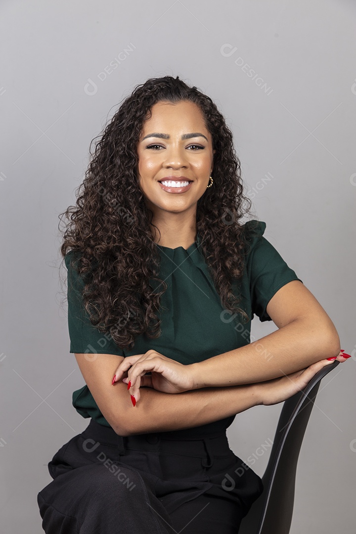 Linda mulher jovem sobre fundo isolado segurando câmera fotográfica