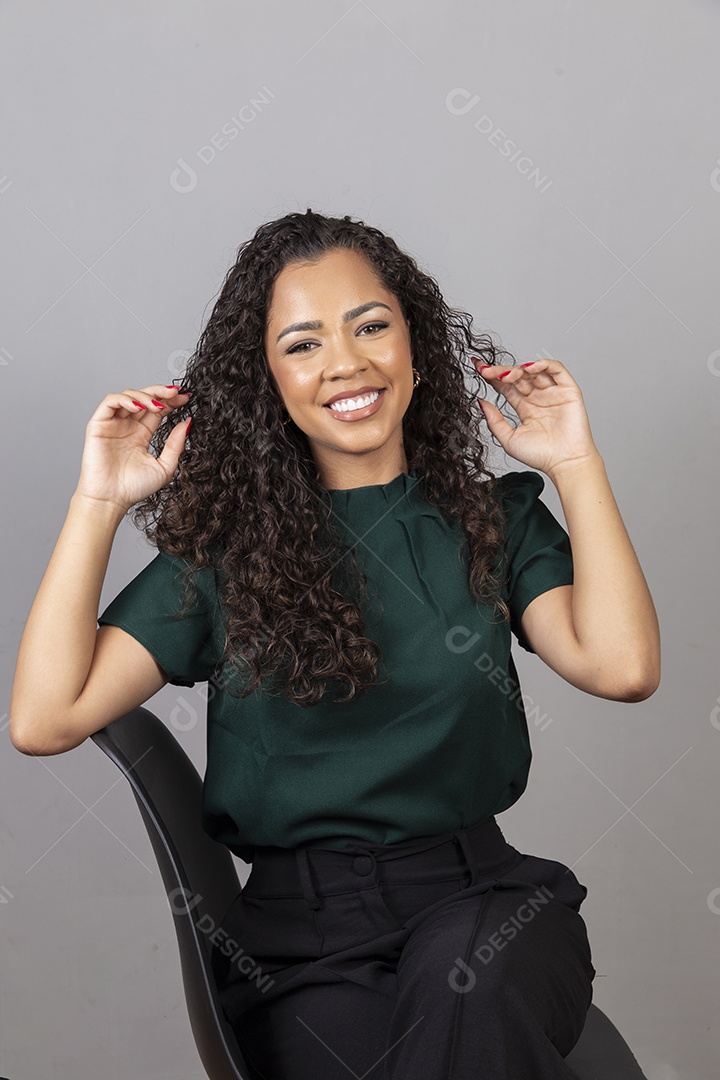 Linda mulher jovem sobre fundo isolado segurando câmera fotográfica