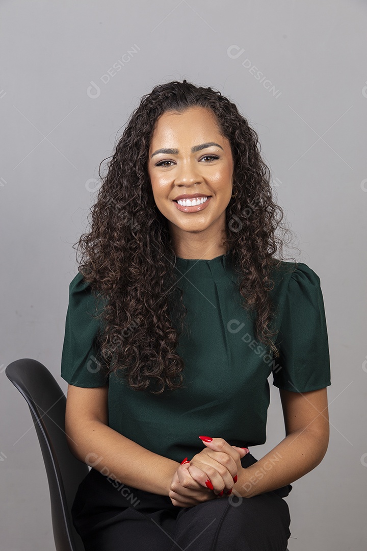 Linda mulher jovem sobre fundo isolado segurando câmera fotográfica