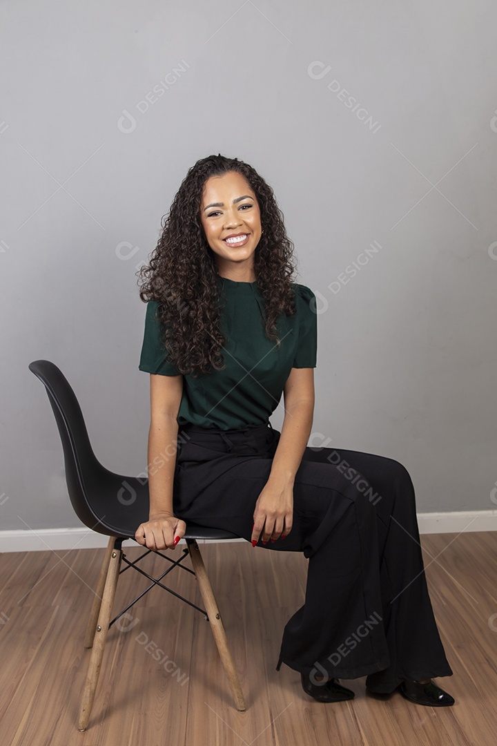 Linda mulher jovem sobre fundo isolado segurando câmera fotográfica