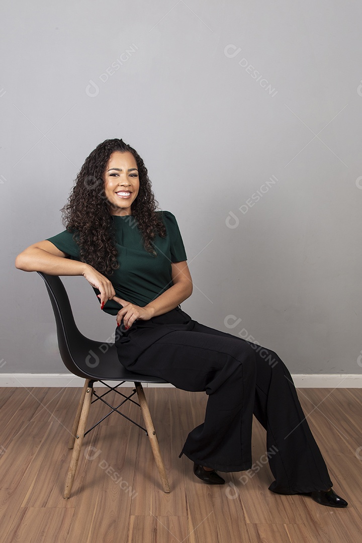 Linda mulher jovem sobre fundo isolado segurando câmera fotográfica