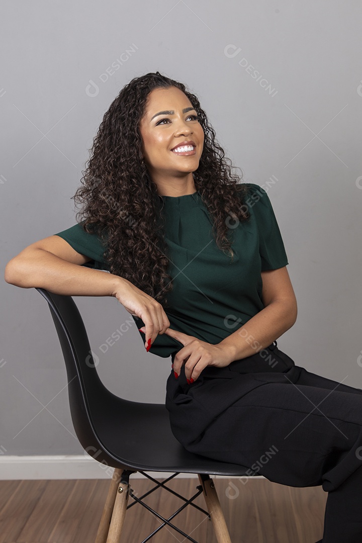 Linda mulher jovem sobre fundo isolado segurando câmera fotográfica