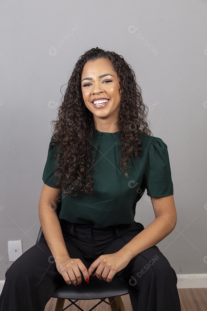 Linda mulher jovem sobre fundo isolado segurando câmera fotográfica