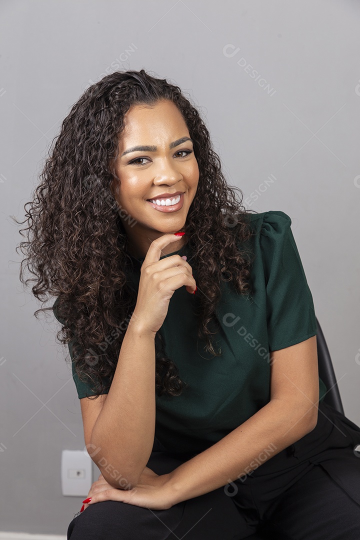 Linda mulher jovem sobre fundo isolado segurando câmera fotográfica