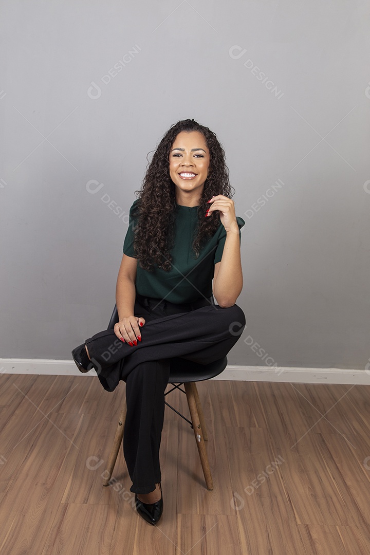 Linda mulher jovem sobre fundo isolado segurando câmera fotográfica