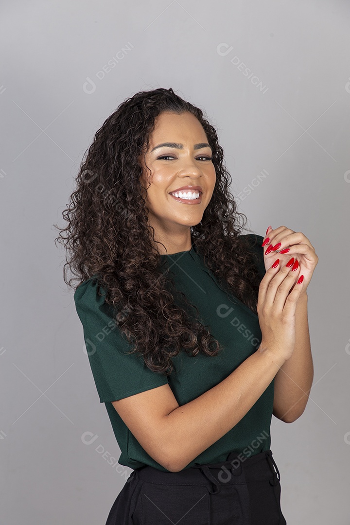 Linda mulher jovem sobre fundo isolado segurando câmera fotográfica