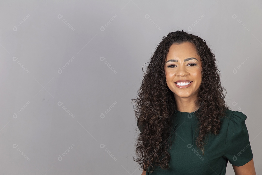 Linda mulher jovem sobre fundo isolado segurando câmera fotográfica