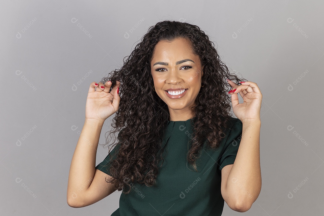 Linda mulher jovem sobre fundo isolado segurando câmera fotográfica