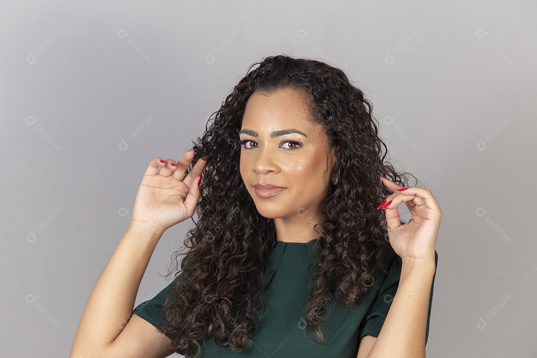 Linda mulher jovem sobre fundo isolado segurando câmera fotográfica